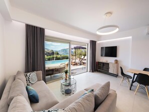Smart TV - Tina - Three Bedroom Villa, Sleeps 6 (Spartochori)