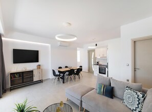 Smart TV - Tina - Three Bedroom Villa, Sleeps 6 (Spartochori)