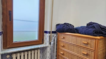 Kamar Panorama, 1 Tempat Tidur King, pemandangan laut | Kamar mandi | Shower, pancuran hujan, pengering rambut, dan jubah mandi