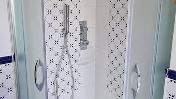 Camera panoramica, 1 letto king, vista mare | Biancheria da letto di alta qualità, materassi in memory foam