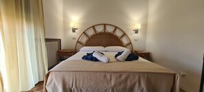 Premium bedding, memory-foam beds, desk, laptop workspace - Vacanze Bellavista Tropea (Tropea)