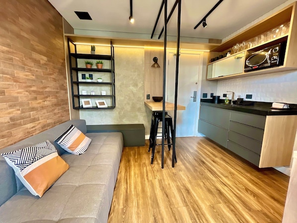 Quadruple Room | Living area | TV