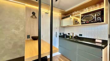Quarto quádruplo superluxo | Cozinha privada | Frigobar, micro-ondas, produtos de limpeza, toalhas de papel