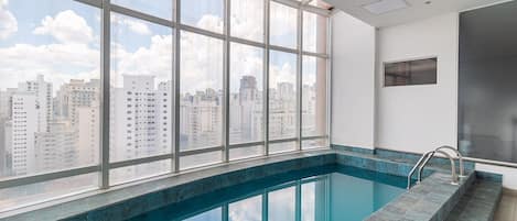 Kolam renang indoor