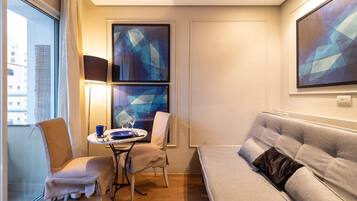 Apartamento básico | Área de estar | TV