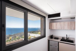 Kühlschrank, Mikrowelle, Wasserkocher mit Kaffee-/Teezubehör