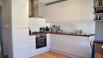Basic Apartment | Private kitchen | Fridge, oven, stovetop, electric kettle
