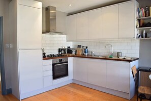 Basic Apartment | Private kitchen | Fridge, oven, stovetop, electric kettle - Contemporary 2BD Flat 4 Mins to Finsbury Park! (London)