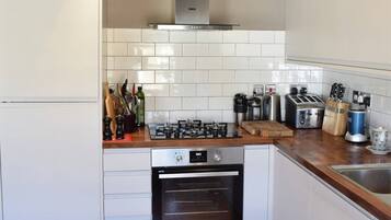 Basic Apartment | Private kitchen | Fridge, oven, stovetop, electric kettle