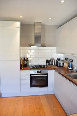 Eenvoudig appartement | Privékeuken | Een koelkast, een oven, een kookplaat, een waterkoker