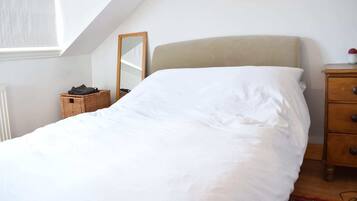 Apartemen Basic | 2 kamar tidur dan seprai linen