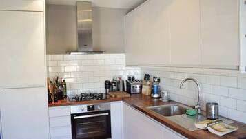 Basic Apartment | Private kitchen | Fridge, oven, stovetop, electric kettle