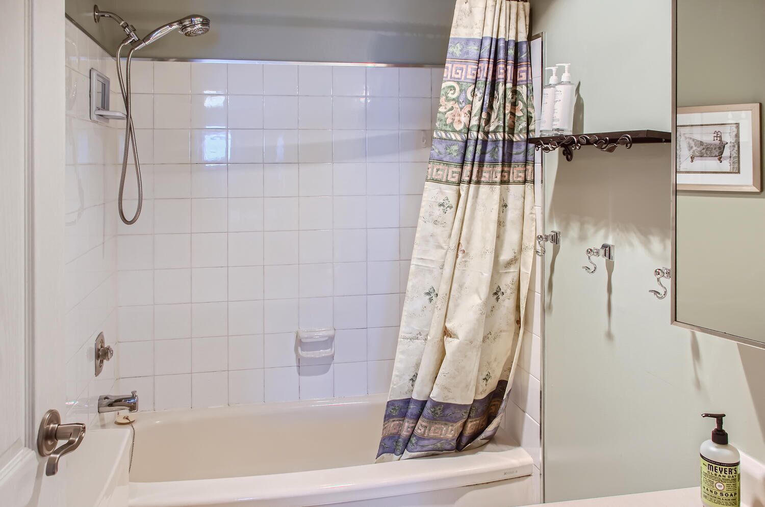 Ein Badezimmer mit einer Badewanne, einer Dusche und einem WC.