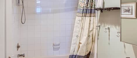 Ein Badezimmer mit einer Badewanne, einer Dusche und einem WC.