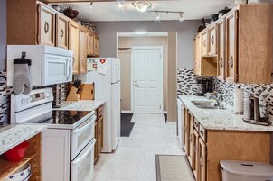 Refrigerador con freezer, microondas, horno, placa de cocina