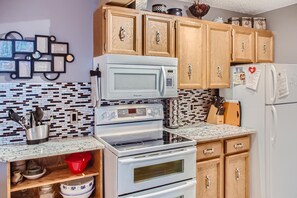 公寓客房 | 私人廚房 | 大型冰箱、微波爐、烤箱、爐台