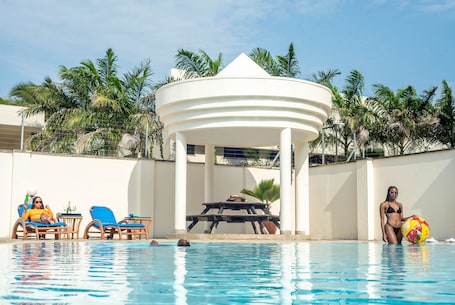 Una piscina al aire libre