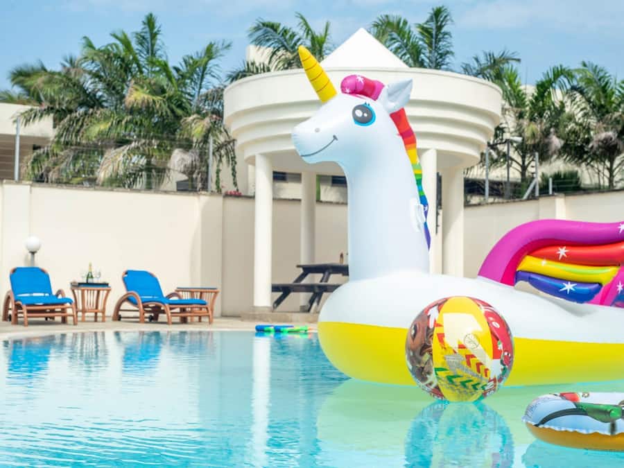 Una piscina al aire libre