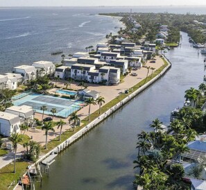 Un hôtel situé sur la côte, doté d’une piscine, offrant une vue sur le front de mer et comprenant un quai.