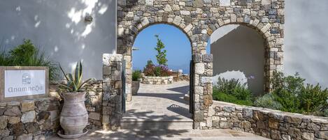 المنطقة المحيطة بالمنشأة