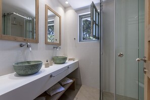 Secador de pelo, toallas, jabón y champú