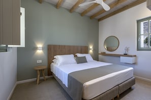 2 quartos, cofres nos quartos, escrivaninha