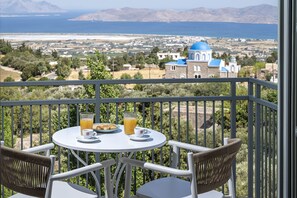 Outdoor dining - Mint - AnamneZia Luxury Suites (Zia)