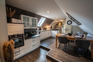 Kühlschrank, Mikrowelle, Ofen, Herdplatte