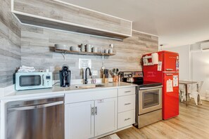 Réfrigérateur, micro-ondes, plaque de cuisson, lave-vaisselle