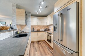 Refrigerador, microondas, parrilla de estufa y lavavajillas 