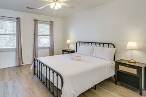 2 bedrooms, desk, iron/ironing board, WiFi - 1 Mi to Beach: Cozy Grand Strand Townhome! (North Myrtle Beach)