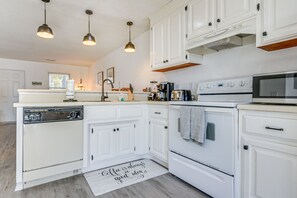 Fridge, microwave, oven, stovetop - 1 Mi to Beach: Cozy Grand Strand Townhome! (North Myrtle Beach)