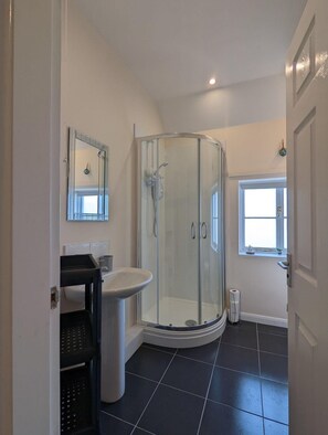 Basic Cottage | Bathroom
