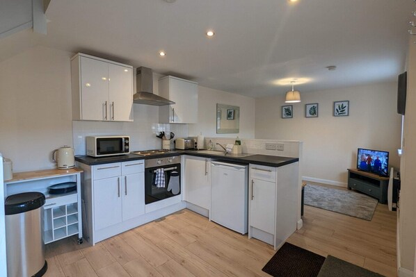 Småhus – basic | Eget kjøkken | Kjøleskap, mikrobølgeovn, ovn og kokeplater