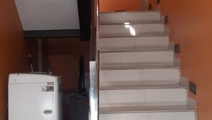 Una escalera con barandilla que lleva a un rellano.
