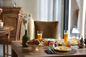 Desayuno típico de la región gratuito y diario