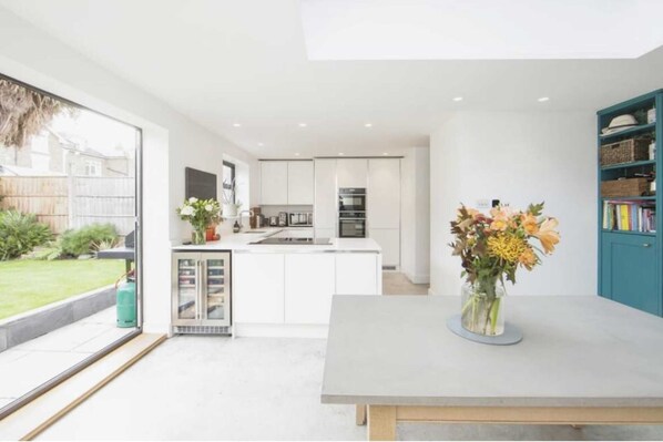 Basic Apartment | 2 bedrooms, laptop workspace, iron/ironing board, bed sheets - Striking & Modern 2BD Flat W/garden - East Dulwich (London)