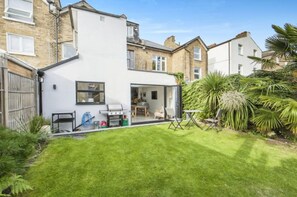 Basic Apartment | Exterior - Striking & Modern 2BD Flat W/garden - East Dulwich (London)