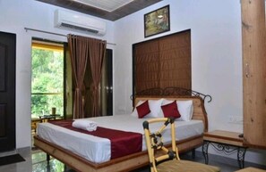 8 bedrooms, WiFi, bed sheets - Unique Inn Villa Strawberry Farm Fragrance (MAHARASHTRA)