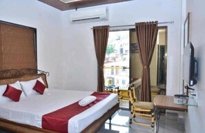 8 bedrooms, WiFi, bed sheets