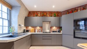 Basic Apartment | Private kitchen - Newly-refurbished Loft-style Flat Farringdon! (London)
