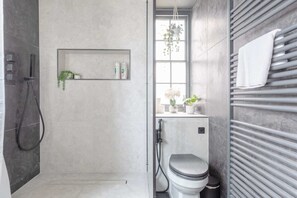 Bathroom - Newly-refurbished Loft-style Flat Farringdon! (London)