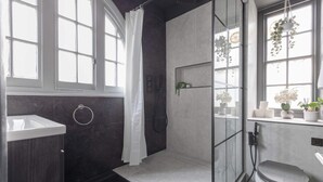 Basic Apartment | Bathroom - Newly-refurbished Loft-style Flat Farringdon! (London)