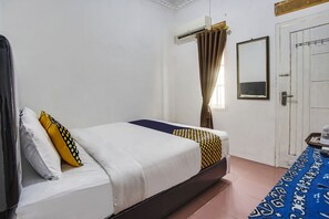Een bureau, gratis wifi, beddengoed