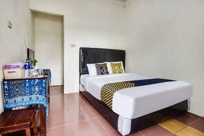 Desk, free WiFi, bed sheets - OYO 93582 Liani Homestay Syariah (Pelangan)
