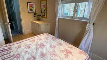 Basic House | 2 bedrooms, laptop workspace, iron/ironing board, bed sheets