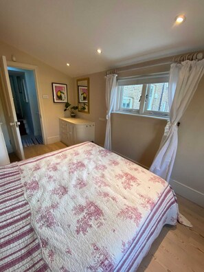Basic House - Delightful 2BD Cottage-chic House Hammersmith! (London)