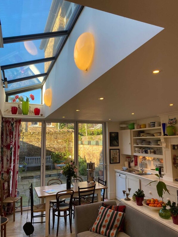 Basic House | Dining - Delightful 2BD Cottage-chic House Hammersmith! (London)