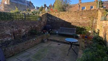 Basic House | Outdoor dining