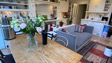 Basic House | Dining